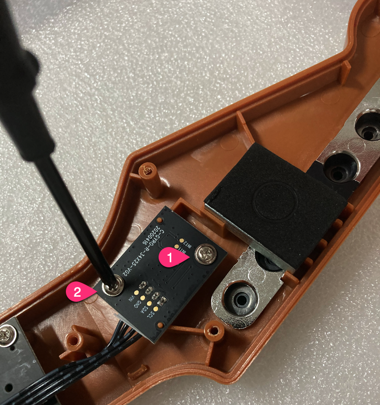 拧下陀螺仪 PCB 螺丝