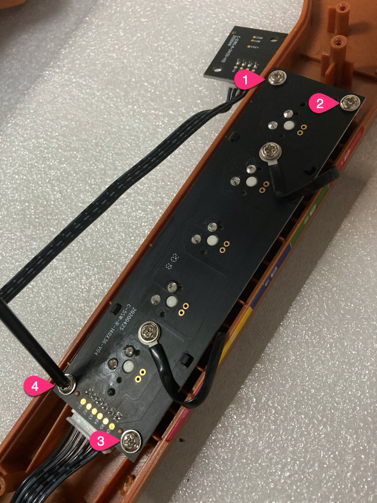拧下轴体 PCB 螺丝